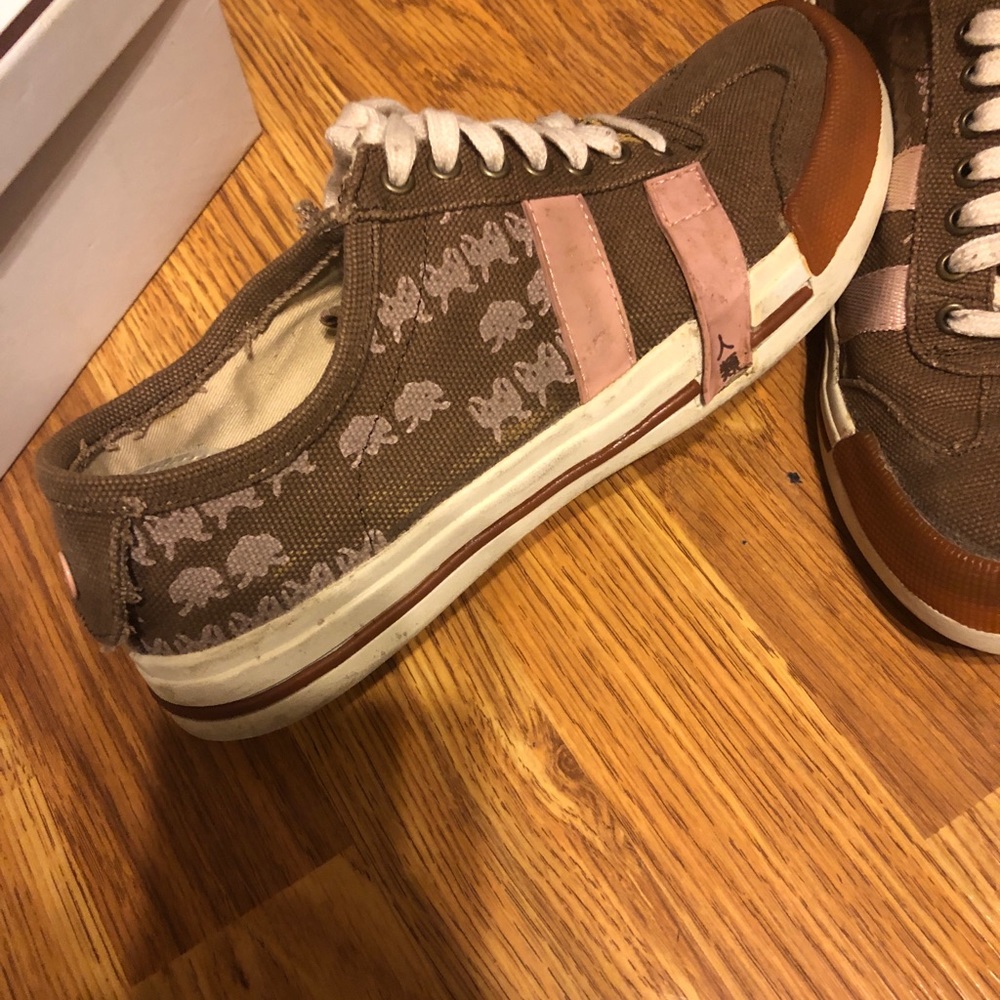 Asian gamer sneaks